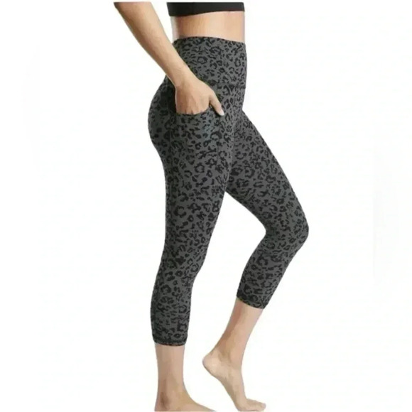 Athleta Leopard Print Salutation II Stash Pocket Capri size XS EUC - Picture 1 of 6